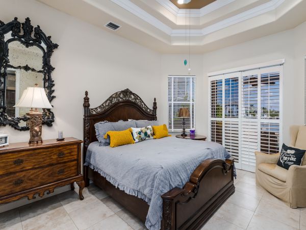 Spacious Canal-Front Home - Your Perfect Island Getaway