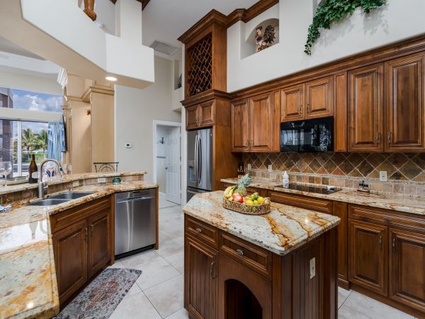 Spacious Canal-Front Home - Your Perfect Island Getaway