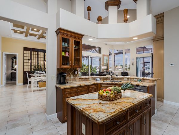 Spacious Canal-Front Home - Your Perfect Island Getaway