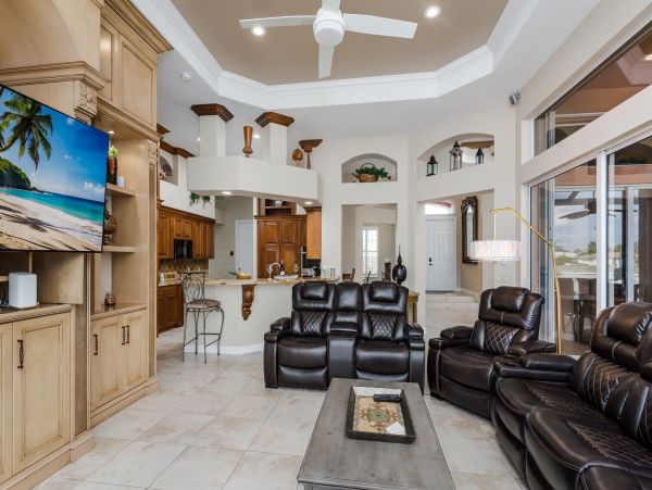 Spacious Canal-Front Home - Your Perfect Island Getaway