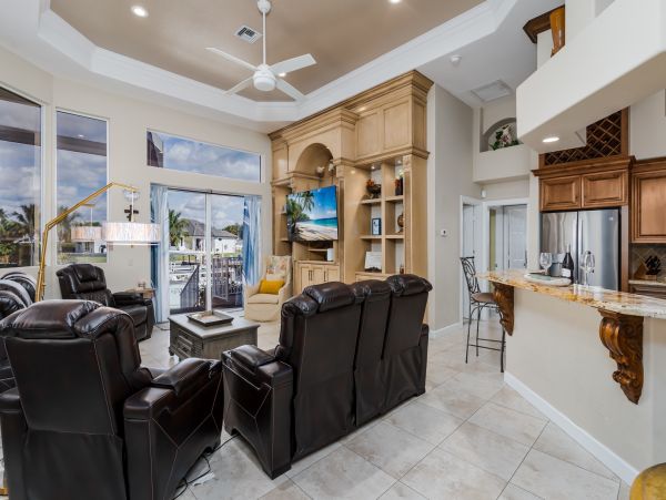 Spacious Canal-Front Home - Your Perfect Island Getaway