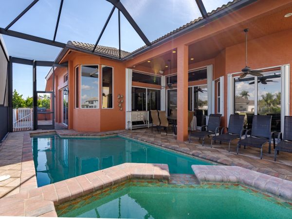 Spacious Canal-Front Home - Your Perfect Island Getaway