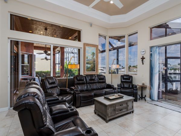 Spacious Canal-Front Home - Your Perfect Island Getaway
