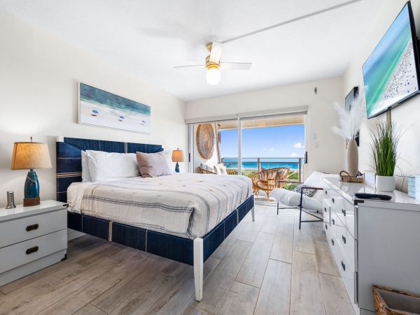 Amazing Views from This Two bedroom Condo  Walk to Siesta Key  Village