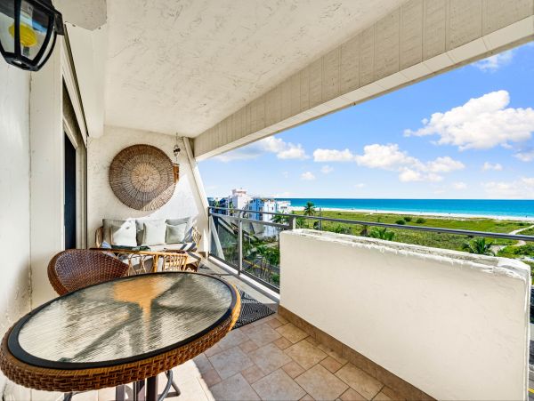 Amazing Views from This Two bedroom Condo  Walk to Siesta Key  Village