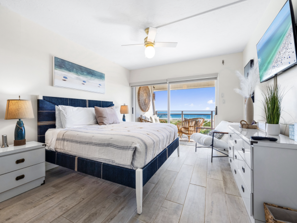 Amazing Views from This Two bedroom Condo  Walk to Siesta Key  Village