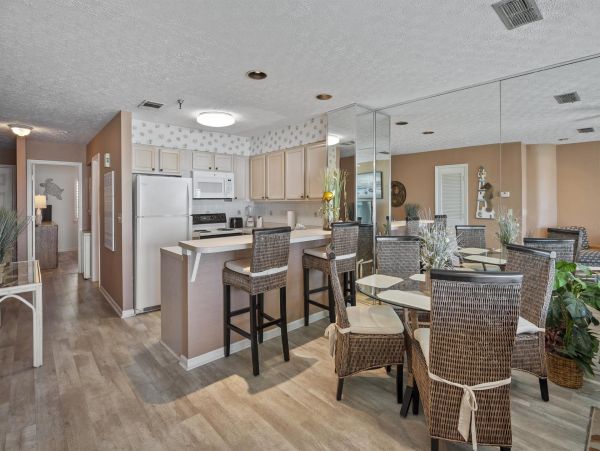 Beautiful Condo with Private Balcony & Gulf of Mexico View
