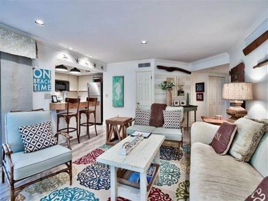 Pretty Destin Vacation Cottage With Pool and Beach Access