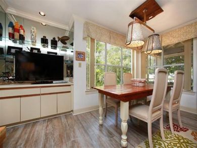 Pretty Destin Vacation Cottage With Pool and Beach Access