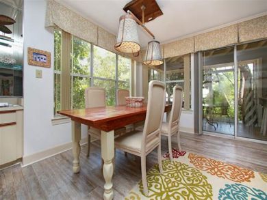 Pretty Destin Vacation Cottage With Pool and Beach Access