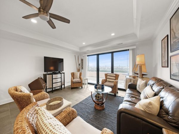 Destin Beachfront Vacation Condo Sleeps 6 Guests