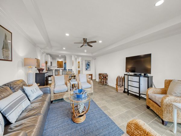Destin Beachfront Vacation Condo Sleeps 6 Guests