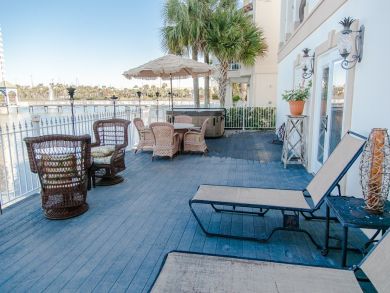 Gorgeous 4 bedroom - 75 yards to the beach