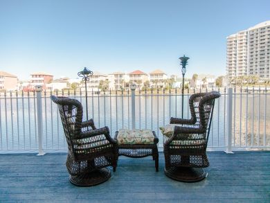 Gorgeous 4 bedroom - 75 yards to the beach