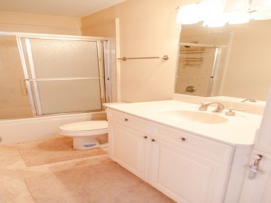 Gorgeous 4 bedroom - 75 yards to the beach