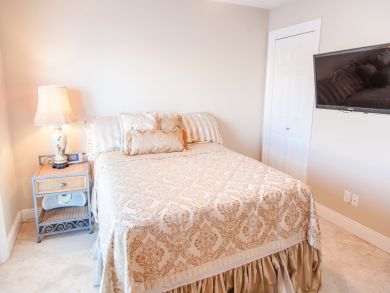 Gorgeous 4 bedroom - 75 yards to the beach