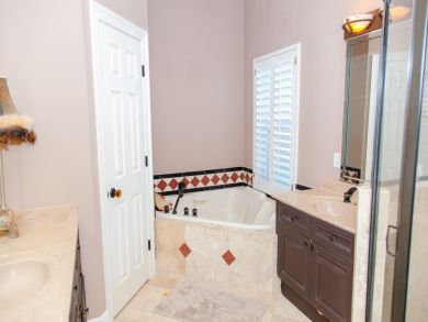 Gorgeous 4 bedroom - 75 yards to the beach