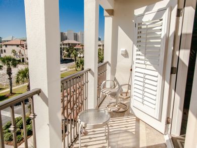 Gorgeous 4 bedroom - 75 yards to the beach
