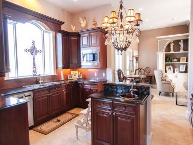 Gorgeous 4 bedroom - 75 yards to the beach