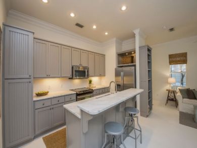 Equipped Kitchen with Breakfast Bar