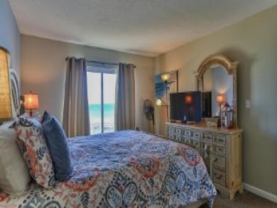 Destin Vacation Condo Sleeps Six Guests.