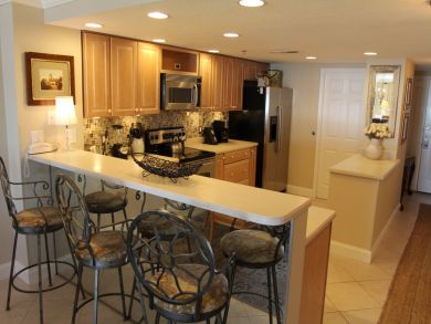 Kitchen with Breakfast Bar Kitchen with Breakfast Bar