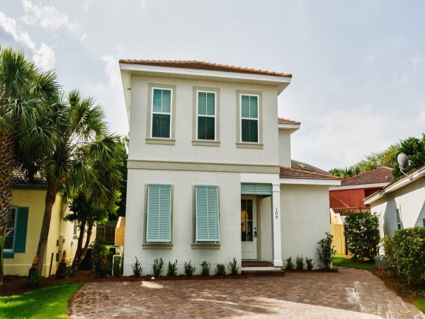 Five Bedroom Destin Vacation Rental with a Pool
