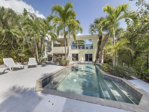 Key West Style Vacation Cottage Fort Myers with Pool