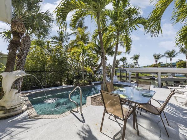 Key West Style Vacation Cottage Fort Myers with Pool