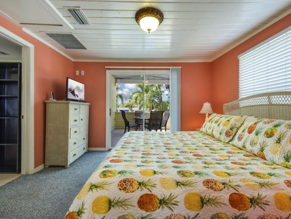 Key West Style Vacation Cottage Fort Myers with Pool