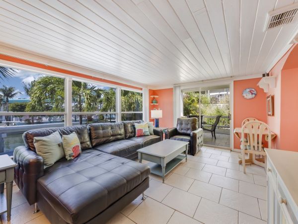 Key West Style Vacation Cottage Fort Myers with Pool