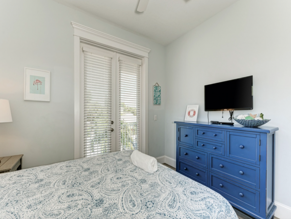Holmes Beach Stylish Home - Private Pool, Walk to Beach
