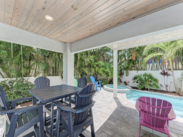 Holmes Beach Stylish Home - Private Pool, Walk to Beach