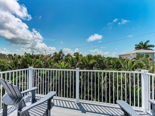 Holmes Beach Stylish Home - Private Pool, Walk to Beach