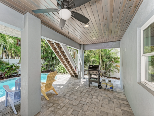 Holmes Beach Stylish Home - Private Pool, Walk to Beach
