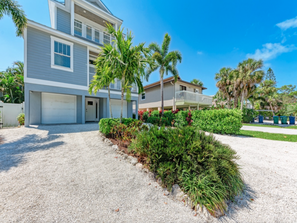 Holmes Beach Stylish Home - Private Pool, Walk to Beach