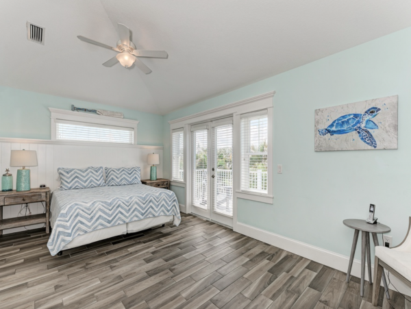 Holmes Beach Stylish Home - Private Pool, Walk to Beach