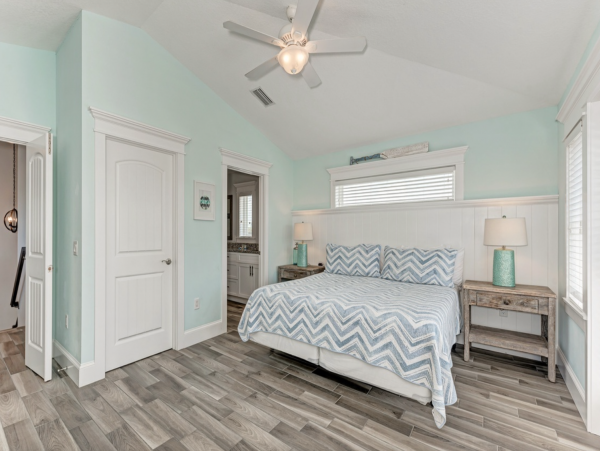 Holmes Beach Stylish Home - Private Pool, Walk to Beach