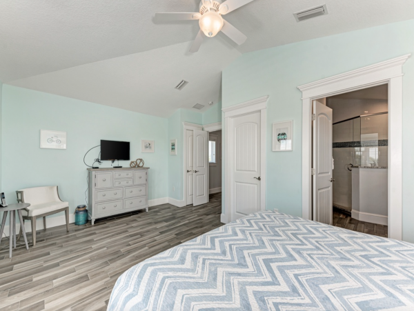 Holmes Beach Stylish Home - Private Pool, Walk to Beach