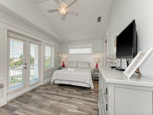 Holmes Beach Stylish Home - Private Pool, Walk to Beach