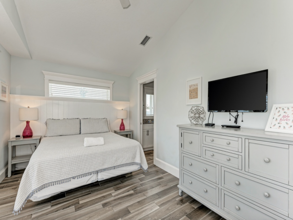 Holmes Beach Stylish Home - Private Pool, Walk to Beach