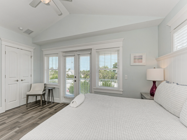 Holmes Beach Stylish Home - Private Pool, Walk to Beach