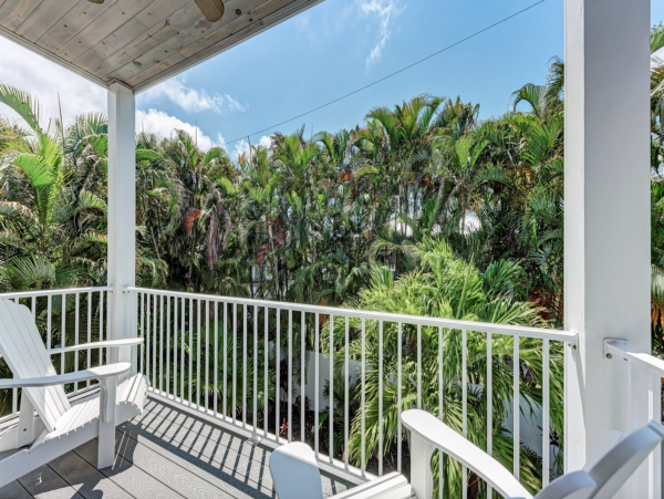 Holmes Beach Stylish Home - Private Pool, Walk to Beach
