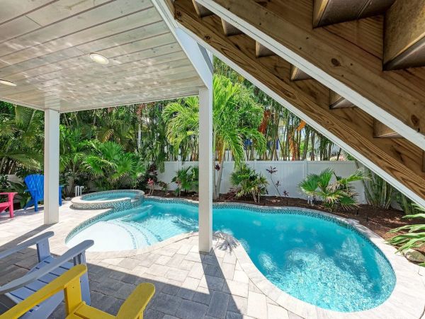 Holmes Beach Stylish Home - Private Pool, Walk to Beach