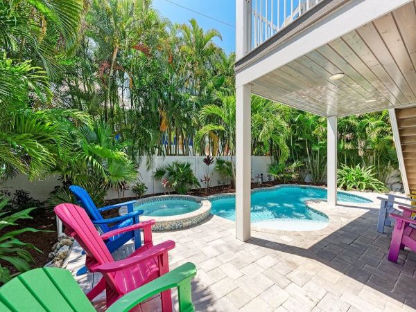 Holmes Beach Stylish Home - Private Pool, Walk to Beach