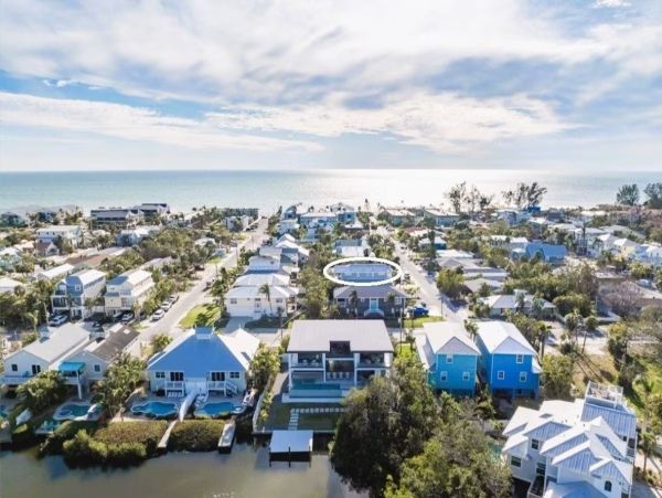 Holmes Beach Stylish Home - Private Pool, Walk to Beach