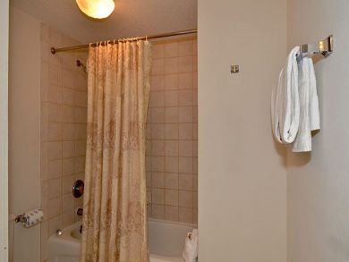 Master Bathroom with Shower in Tub