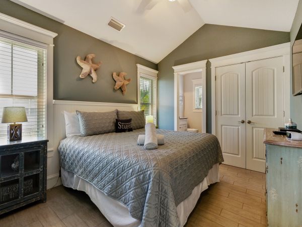 Four Bedroom Luxury Vacation Pool Home In Holmes Beach