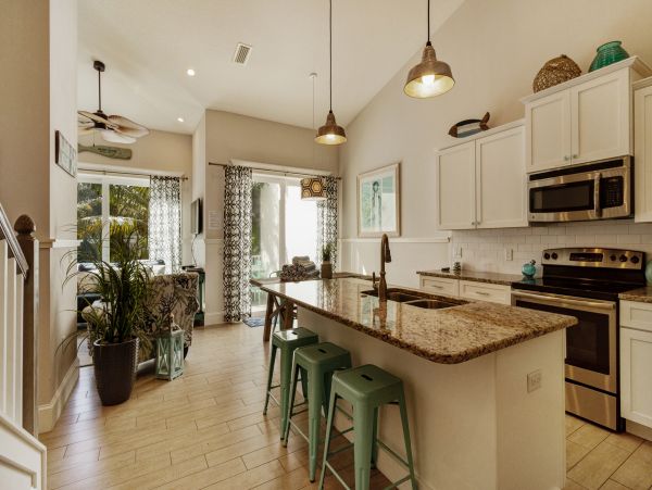 Four Bedroom Luxury Vacation Pool Home In Holmes Beach
