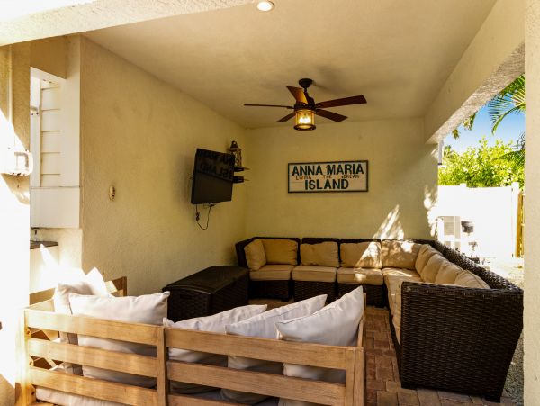 Four Bedroom Luxury Vacation Pool Home In Holmes Beach
